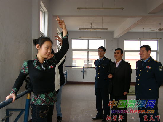 空军司令部来我市招文艺兵