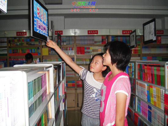 百幅少儿绘画作品引人瞩目