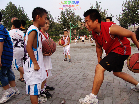 民生视窗:暑假火了篮球培训班