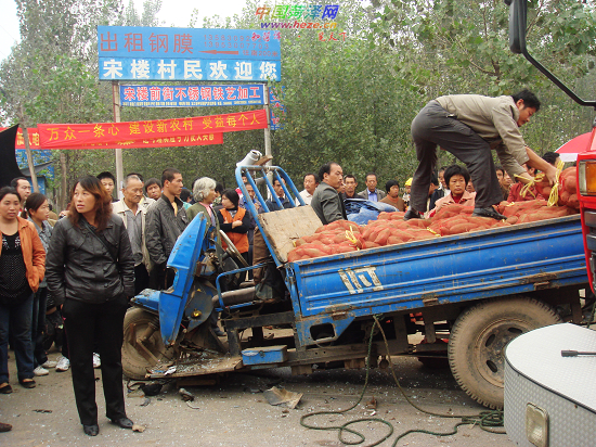 两三轮车临商路发生车祸