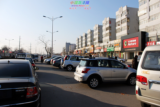 车辆乱停乱放影响市民出行--中国菏泽网