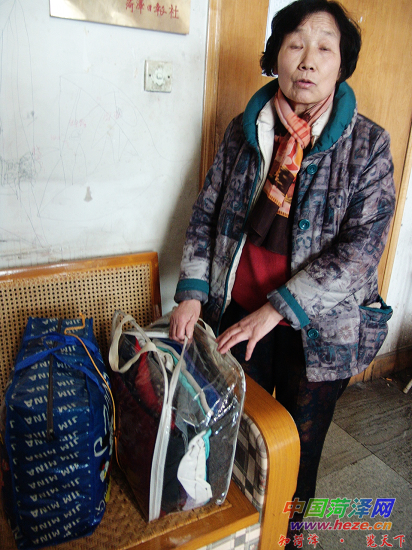 退休干部捐赠爱心衣物