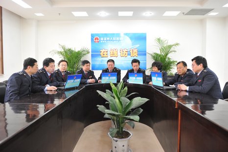 菏泽市国税局朱文魁局长做客政府网与网友面对