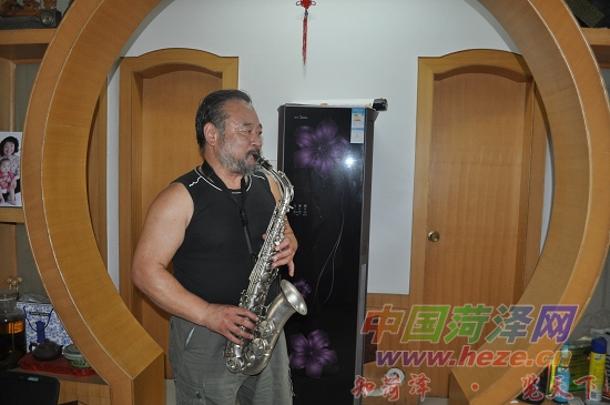 他要上网络春晚演奏独创乐器