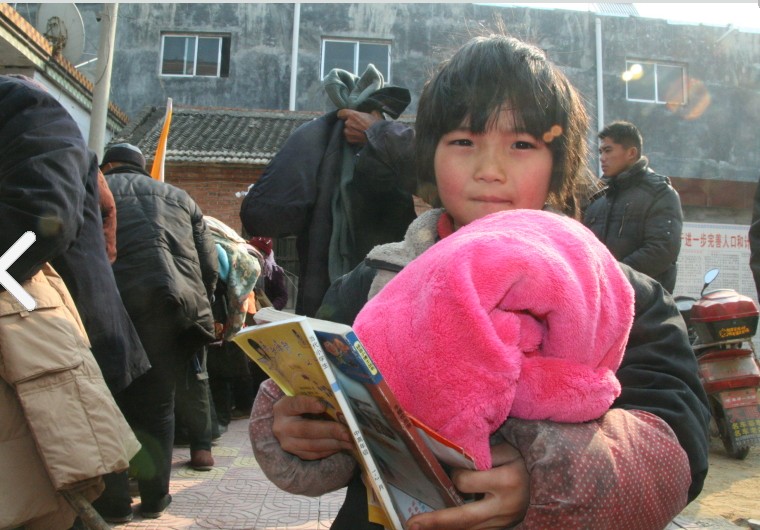 曹县供电公司彩虹义工队开展送温暖活动