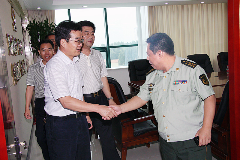 公司党委书记朱效功走访慰问驻菏武警消防部队