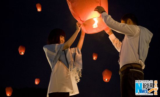 许晴方中信唯美大片共放孔明灯