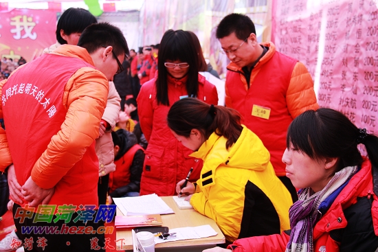 社会志愿者结对帮扶贫困孩子