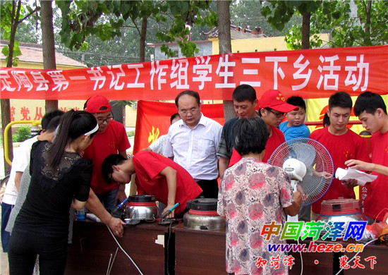 菏泽学院学生为村民免费修家电--中国菏泽网