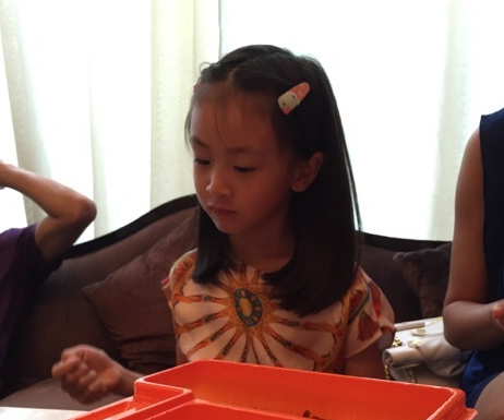 森碟搭积木表情专注 披肩<em>长发</em>变身小<em>淑女</em>--中国