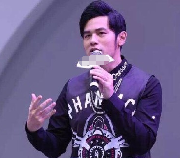 周杰伦现身成都人潮涌动 网友:成粉丝见面会了