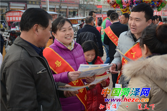 人行鄄城县支行组织辖区金融机构县人民广场举