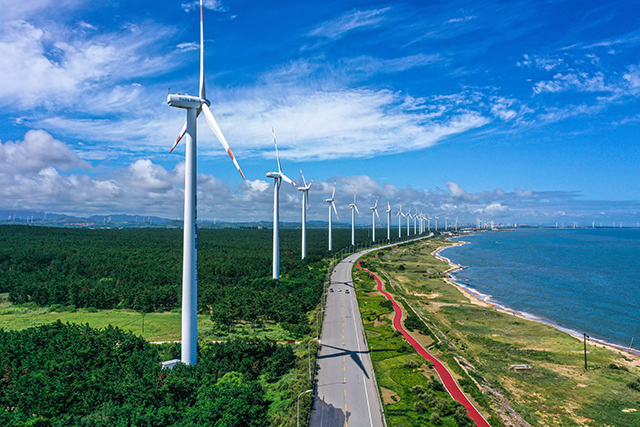 荣成市沿海的一处风力发电机组。