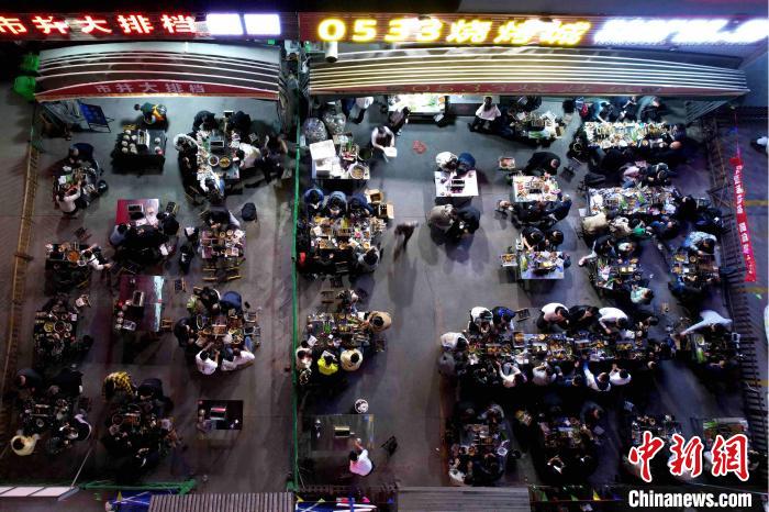 淄博烧烤火出圈，吸引市民前往打卡。　梁犇 摄