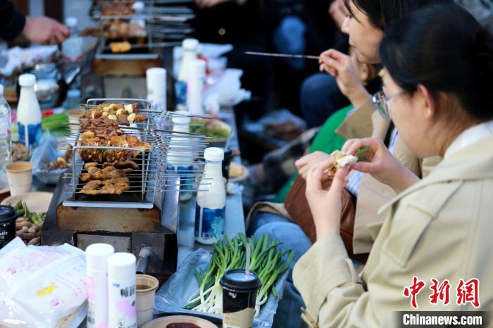 淄博烧烤火出圈，吸引市民前往打卡。　梁犇 摄