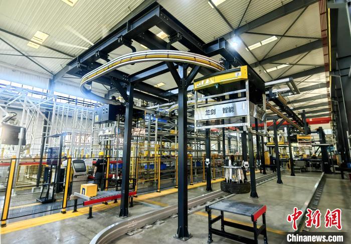 图为中国物流技术装备企业兰剑智能厂区内的OHT空中机器人系统。　沙见龙 摄