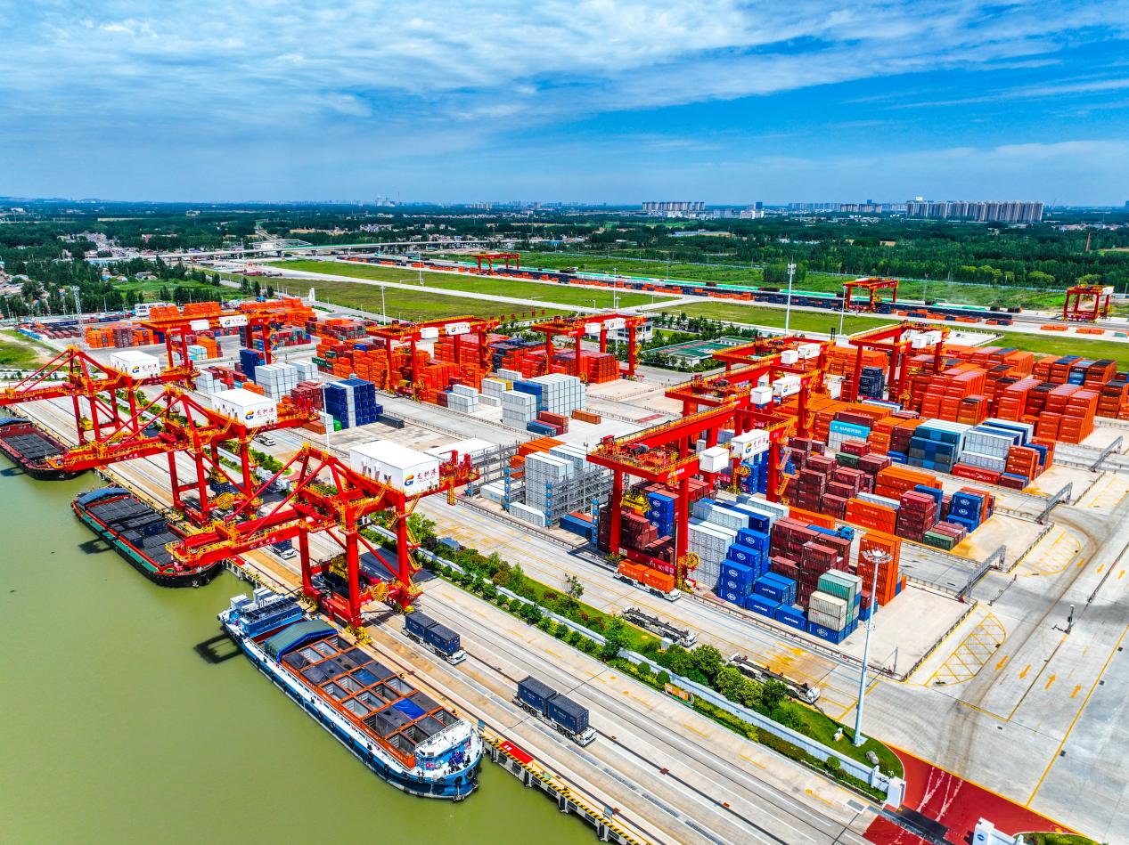 全国内河首家全流程自动化作业集装箱港口——龙拱港。受访单位供图 全国内河首家全流程自动化作业集装箱港口——龙拱港。受访单位供图