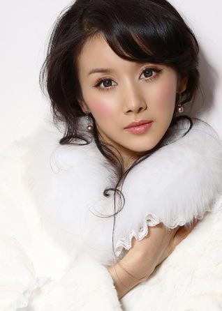 孙菲菲冬日写真烈焰红唇妩媚动人