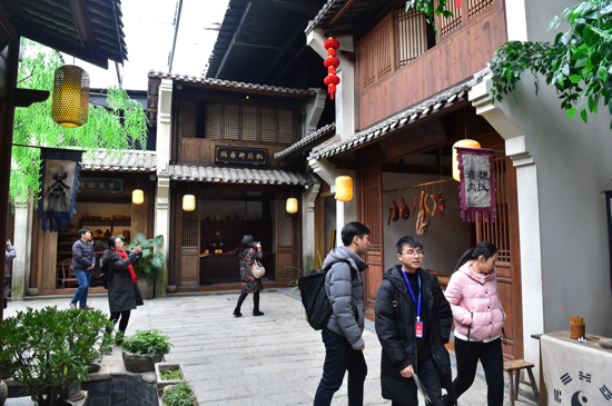 网媒记者团“围堵”煌上煌～“南昌造”美味那叫一个爽