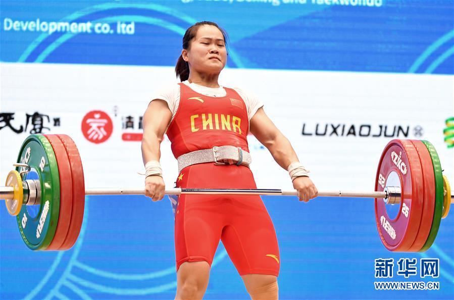 （体育）（3）举重——世界杯：邓薇获女子64公斤级抓举和总成绩冠军并创造抓举新世界纪录