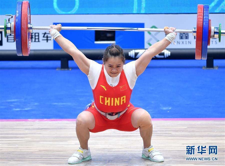 （体育）（4）举重——世界杯：邓薇获女子64公斤级抓举和总成绩冠军并创造抓举新世界纪录