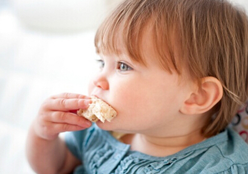 宝宝吃撑了怎么办 多揉肚子多活动 减少饭量促