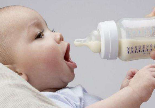 宝宝吃撑了怎么办 多揉肚子多活动 减少饭量促