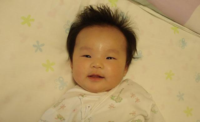 宝宝头发为啥总是竖着长?这三种情况对照一下