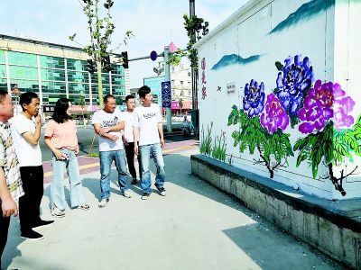 路旁环网柜穿“新衣”盛开“牡丹”扮靓市区