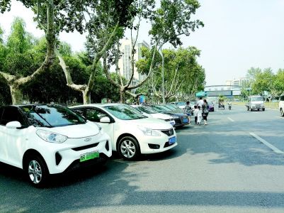 接孩子乱停车 这种陋习该改改了